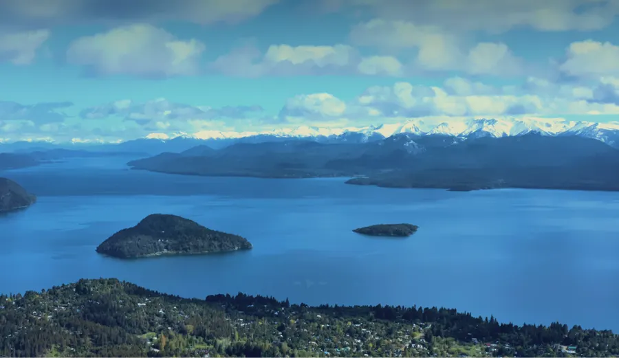 Vista aérea del conjunto sobre el lago